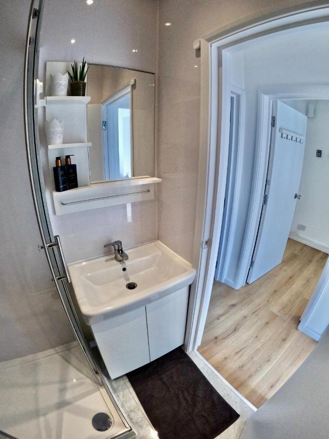 Lovely One Bedroom Flat Londra Esterno foto